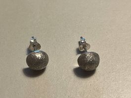 Profilierte Halbkugeln als Ohrstecker