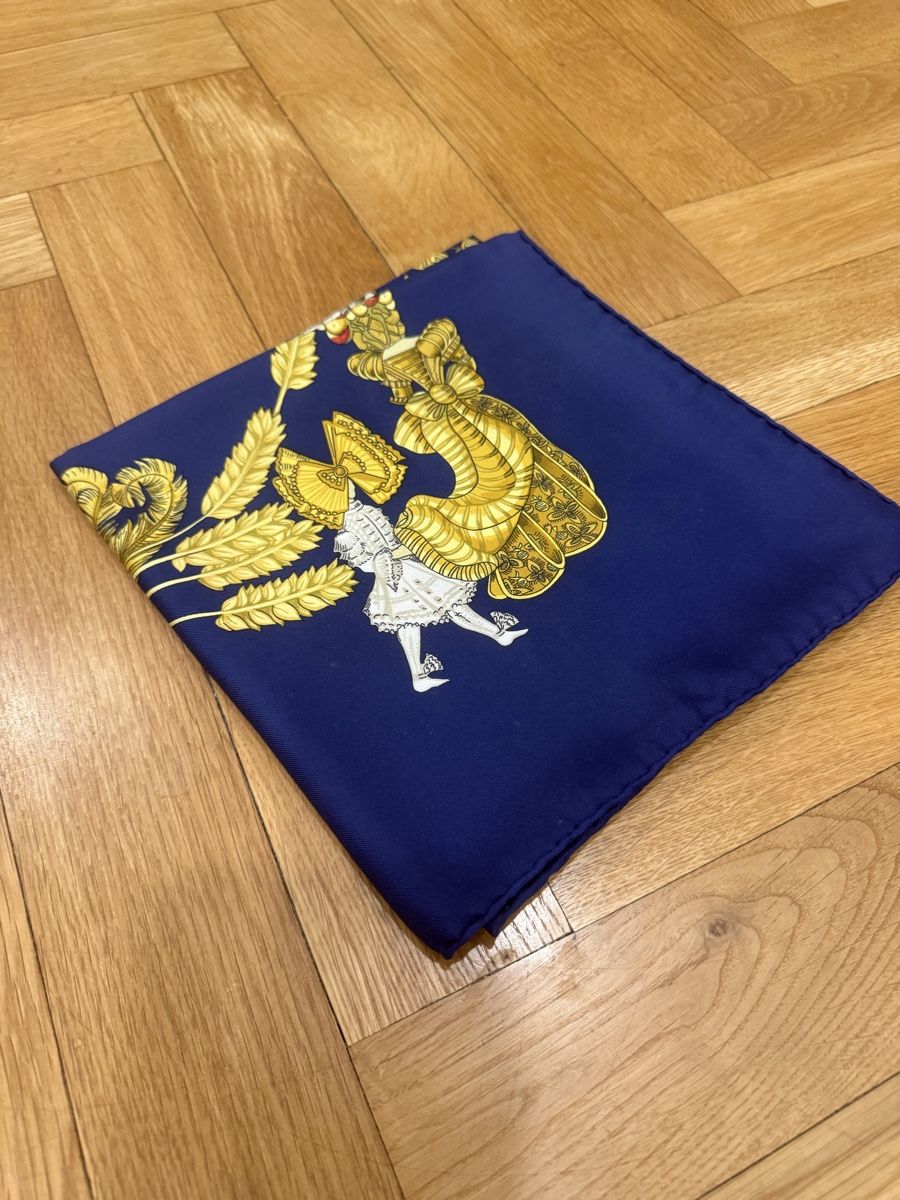 Hermès Foulard & Sciarpe: Hermes Seidenschal Dunkelblau mit Gold-Muster - – Nuovo (secondo la descrizione) da Basel venduto da ich-verkauf-dir-was 1