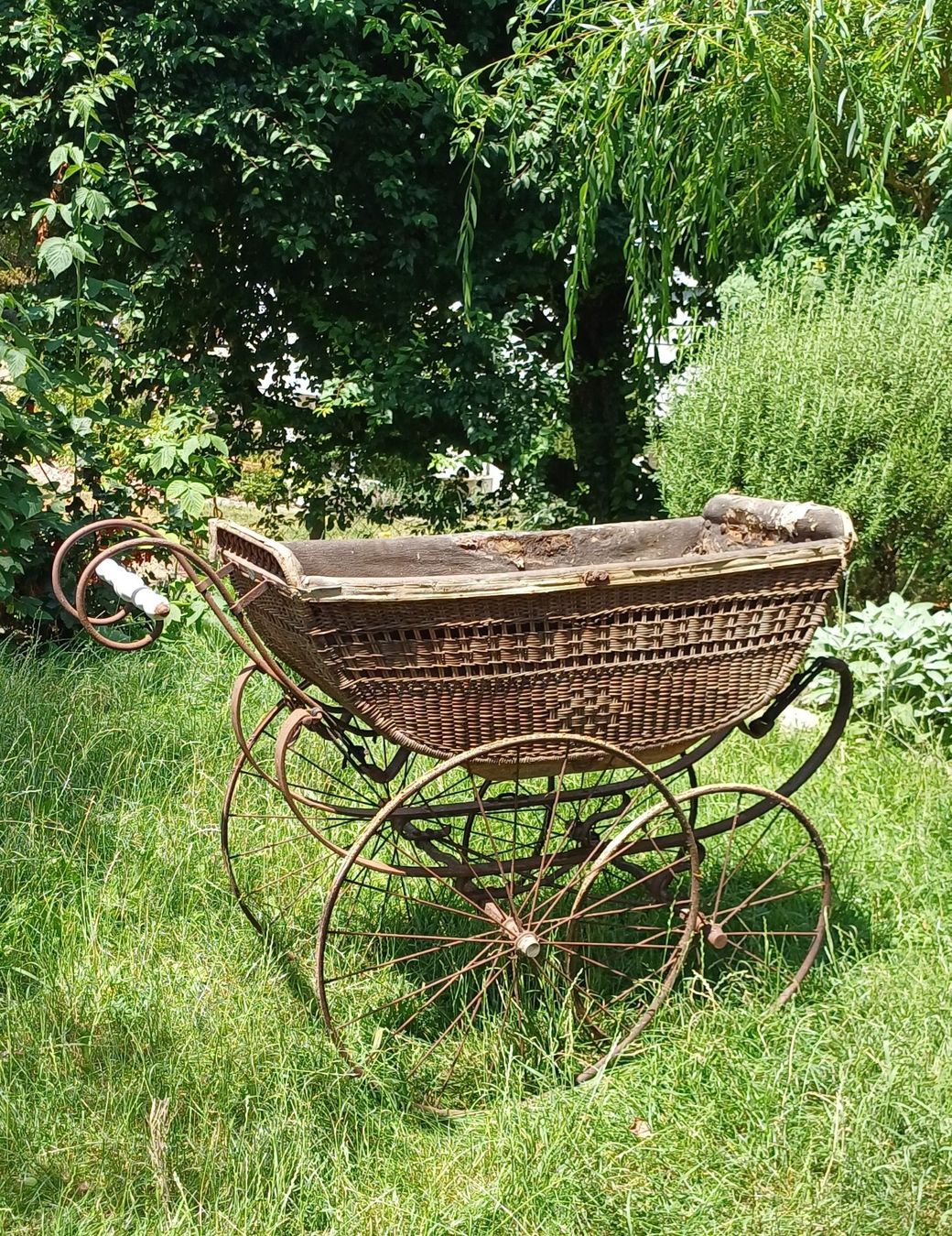 Kinderwagen: Antiker Kinderwagen, defekt – Defekt aus Täuffelen von fellv