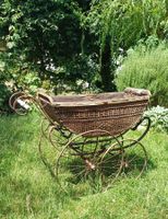 Antiker Kinderwagen, defekt