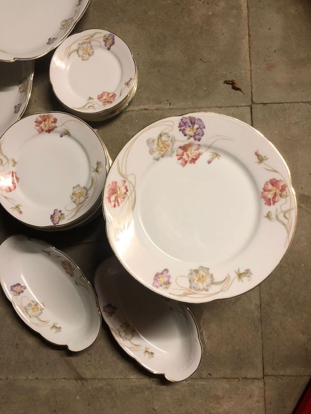 Geschirrsets: 34-teiliges wunderschönes Blumenservice – Gebraucht aus Röschenz von Tashroal 1