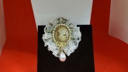 Elegante Vintage Brosche mit Cameo und Perle, neuwertig