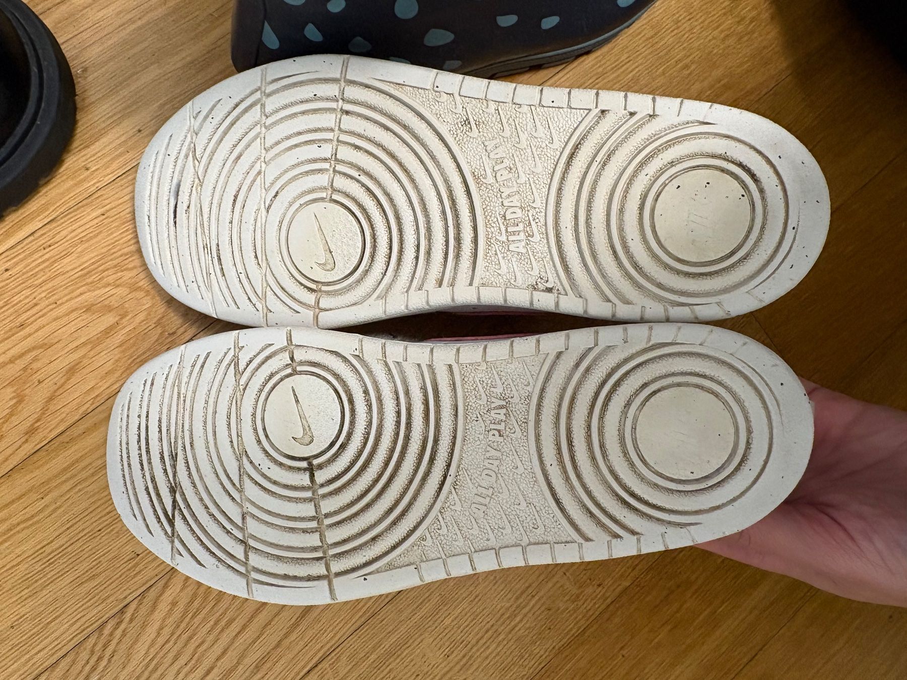 Nike Scarpe per ragazze: Turnschuhe Nike Gr. 35 – Usato da Winterthur venduto da Baby117 1