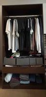 Offener Kleiderschrank aus Holz