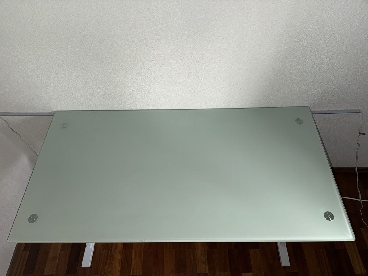 Scrivanie: Glass Top Desk White Frame Used Condition – Usato da Balgach venduto da lea_2rbr 1