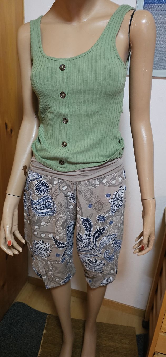 Lotti di vestiti: Sommer Set: Top und Caprihose mit Blumenmuster, Grösse S – Usato da Ferden venduto da jemyce