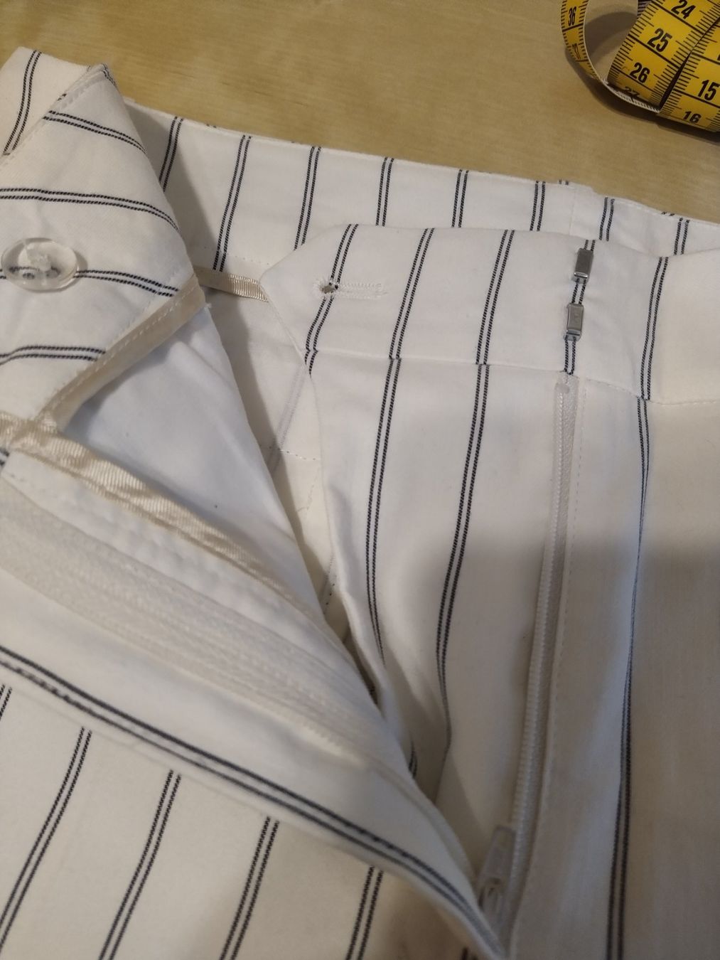 Gant Pantaloni: GANT pantaloni a righe blu - NUOVI – Nuovo e nell'imballaggio originale da Figino venduto da Palotta 4
