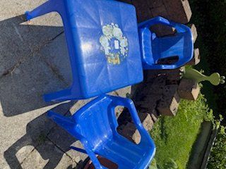 Tables: Kindertisch mit 2 Stühlen blau – D'occasion à Unteriberg par Irene89