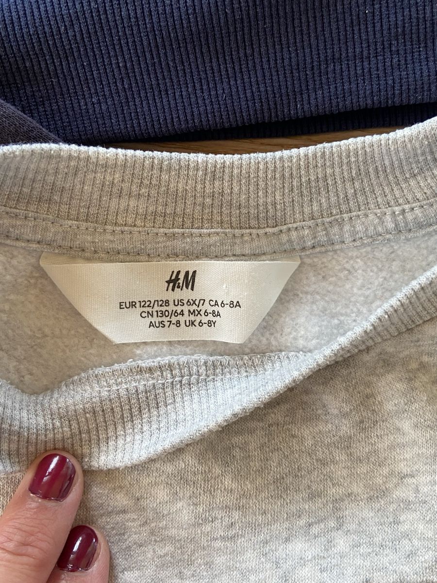 H&M Pulls et sweat-shirts: Pullover H&M Gr. 122/228 – D'occasion à Lützelflüh-Goldb par N.H. 4