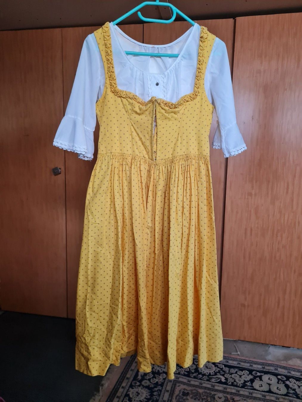 Robes: Dirndl Set , Grösse S-M – D'occasion à Coeuve par Nelly2 1