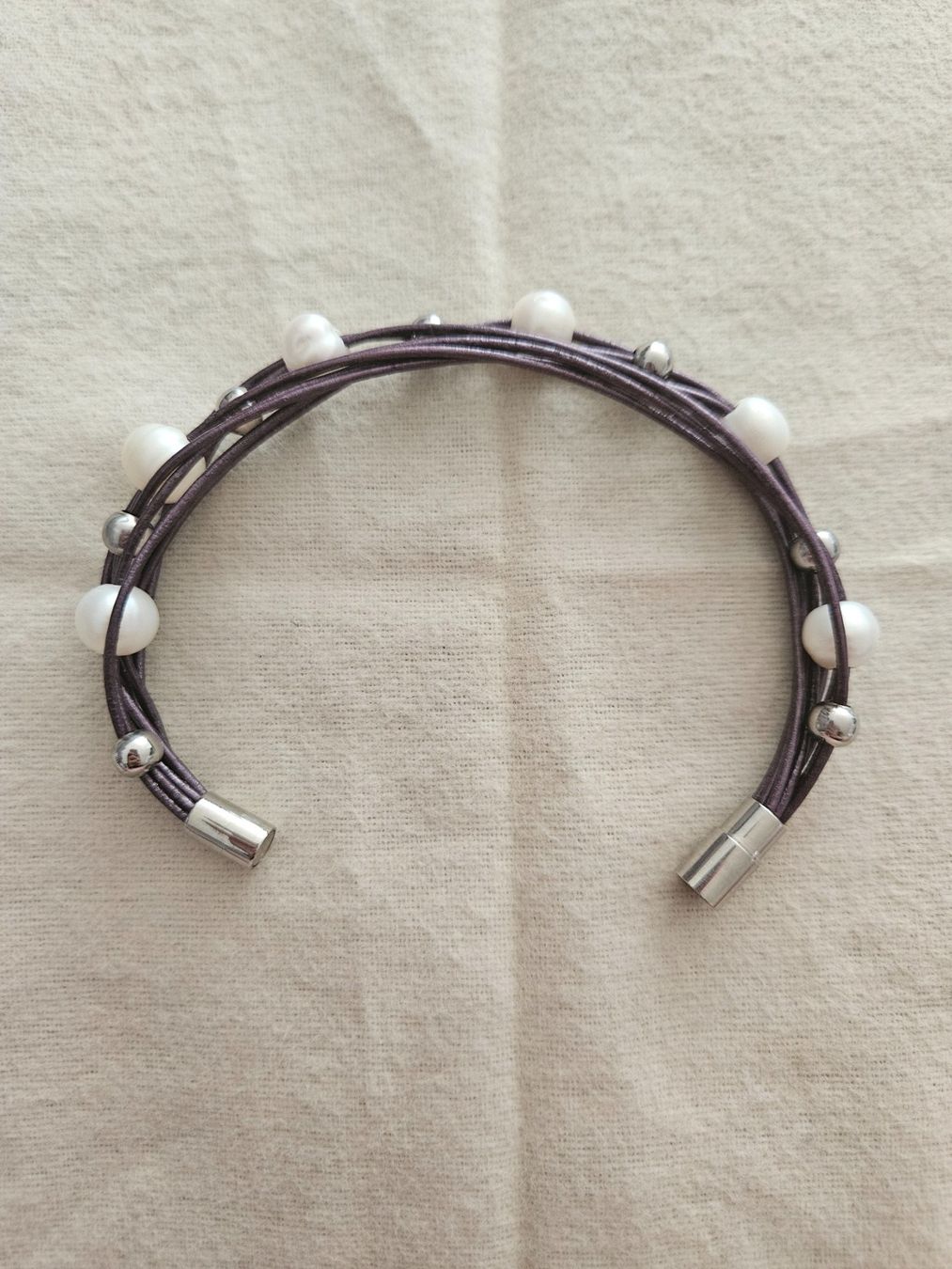 Armbänder & -reifen: Armband violett Lederoptik mit Perlen – Gebraucht aus Bern von Sabulise 1