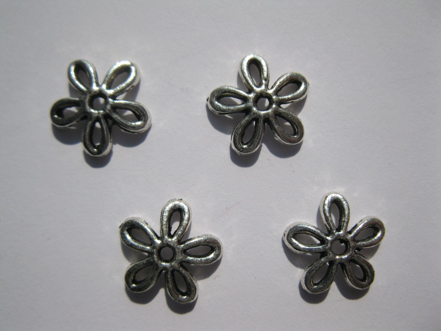 Perle (finte): 8 Perlkappen Blume 12mm – Nuovo e nell'imballaggio originale da St. Margarethen TG venduto da LuanaKa 2