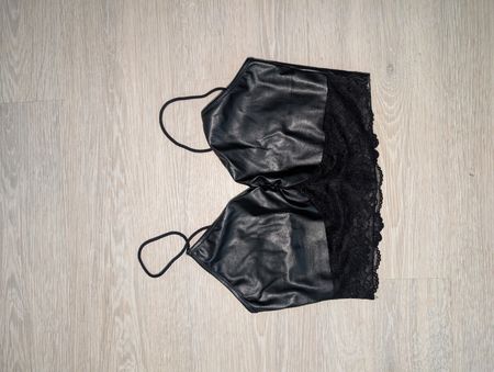 Top mit Spitze Kunstleder schwarz Grösse S neuwertig