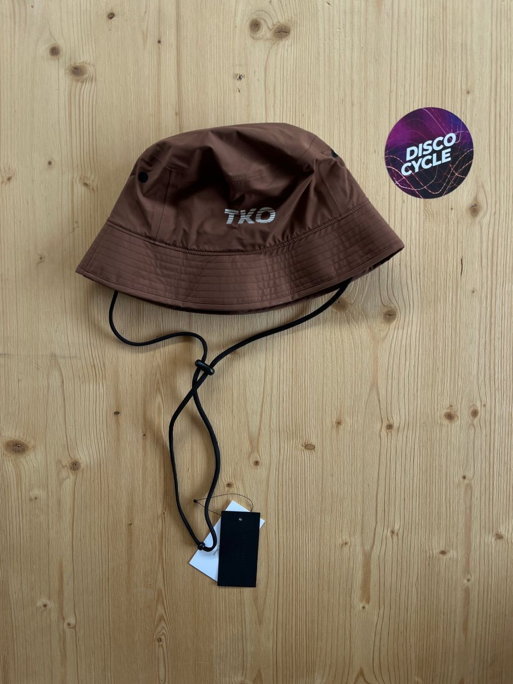 Pas Normal Studios Copricapi, berretti & cappellini: % Pas Normal Studios T.K.O. Off-Race Shield Bucket - Hazel L – Nuovo e nell'imballaggio originale da Bern venduto da Disco_Cycle