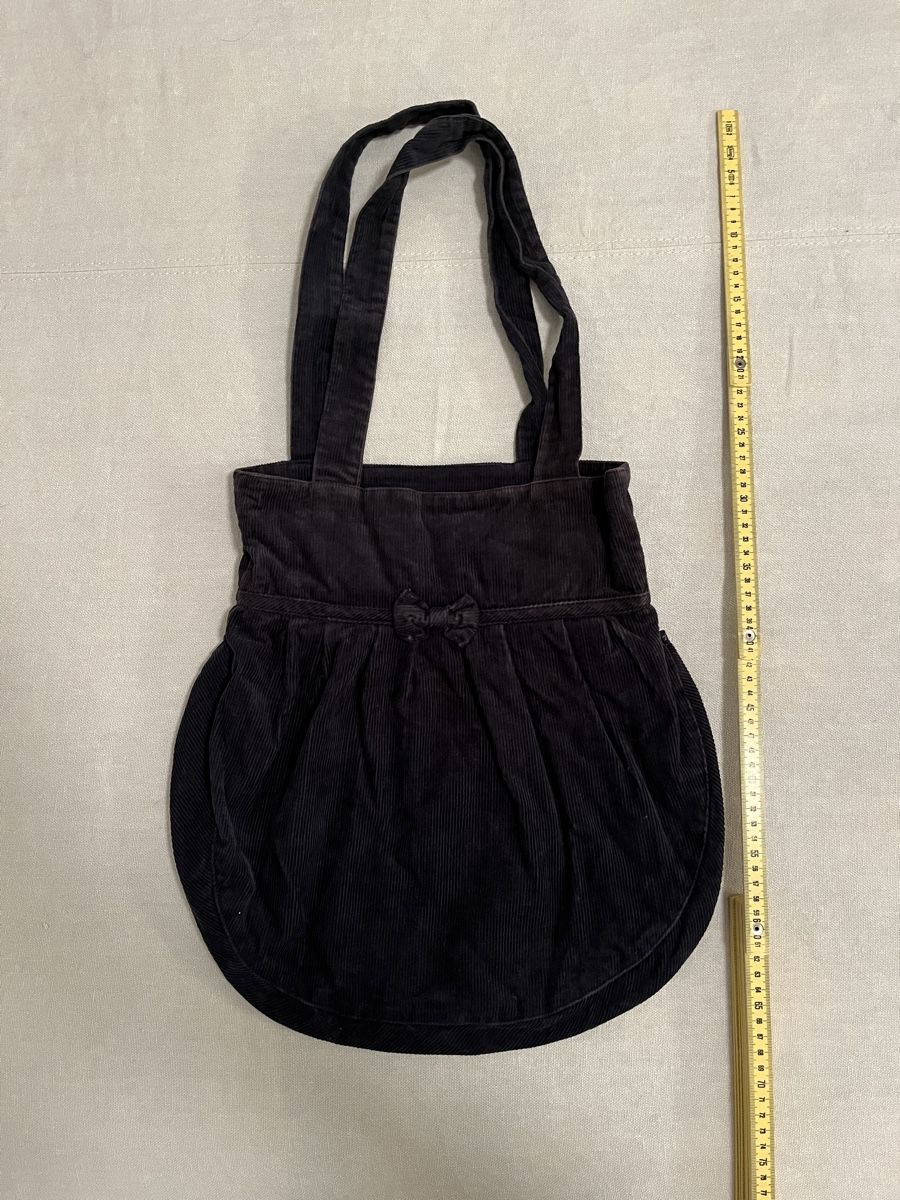 Borse da donna: Borsa Subdued a coste con fiocco blu. – Nuovo (secondo la descrizione) da Mendrisio venduto da cost.del