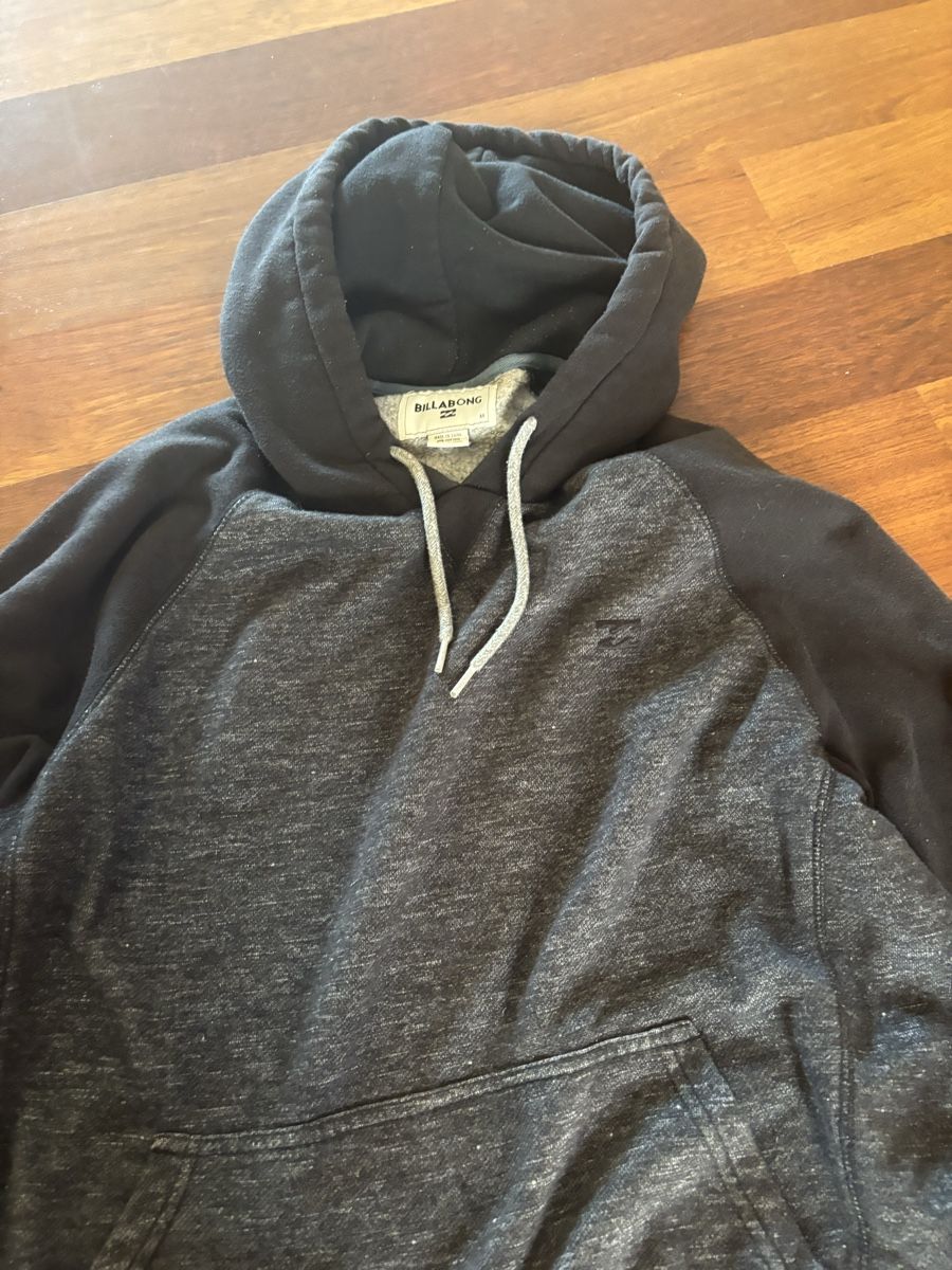 Pullover & Sweatshirts: Black Hoodie Billabong – Gebraucht aus Chexbres von doe_xns6