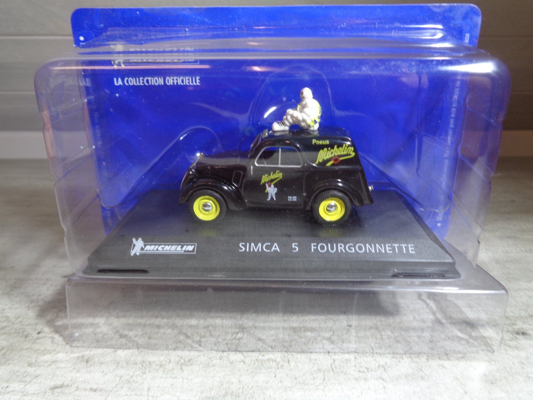 Simca Modellini d'auto: Hachette 1:43 Classic Car Simca 5 Michelin – Nuovo e nell'imballaggio originale da Reconvilier venduto da rallycar 1