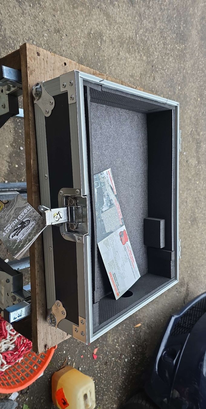 Valigie: Road Ready Flight Case: Robust und vielseitig einsetzbar – Nuovo e nell'imballaggio originale da Fehraltorf venduto da H.P1950