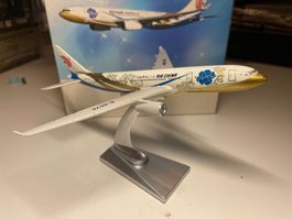 Airbus A330-200 Air China auf Ständer  1/400