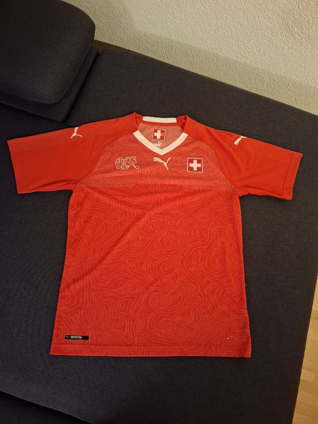 Schweizer Nati Canottiere & Pantaloni: Schweizer Nationalmannschafts Trikot – Usato da Niederönz venduto da g_si