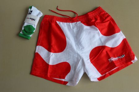 Tilsiter rote Shorts, Gr. L + 1 Paar grüne Kuh-Socken  - NEU