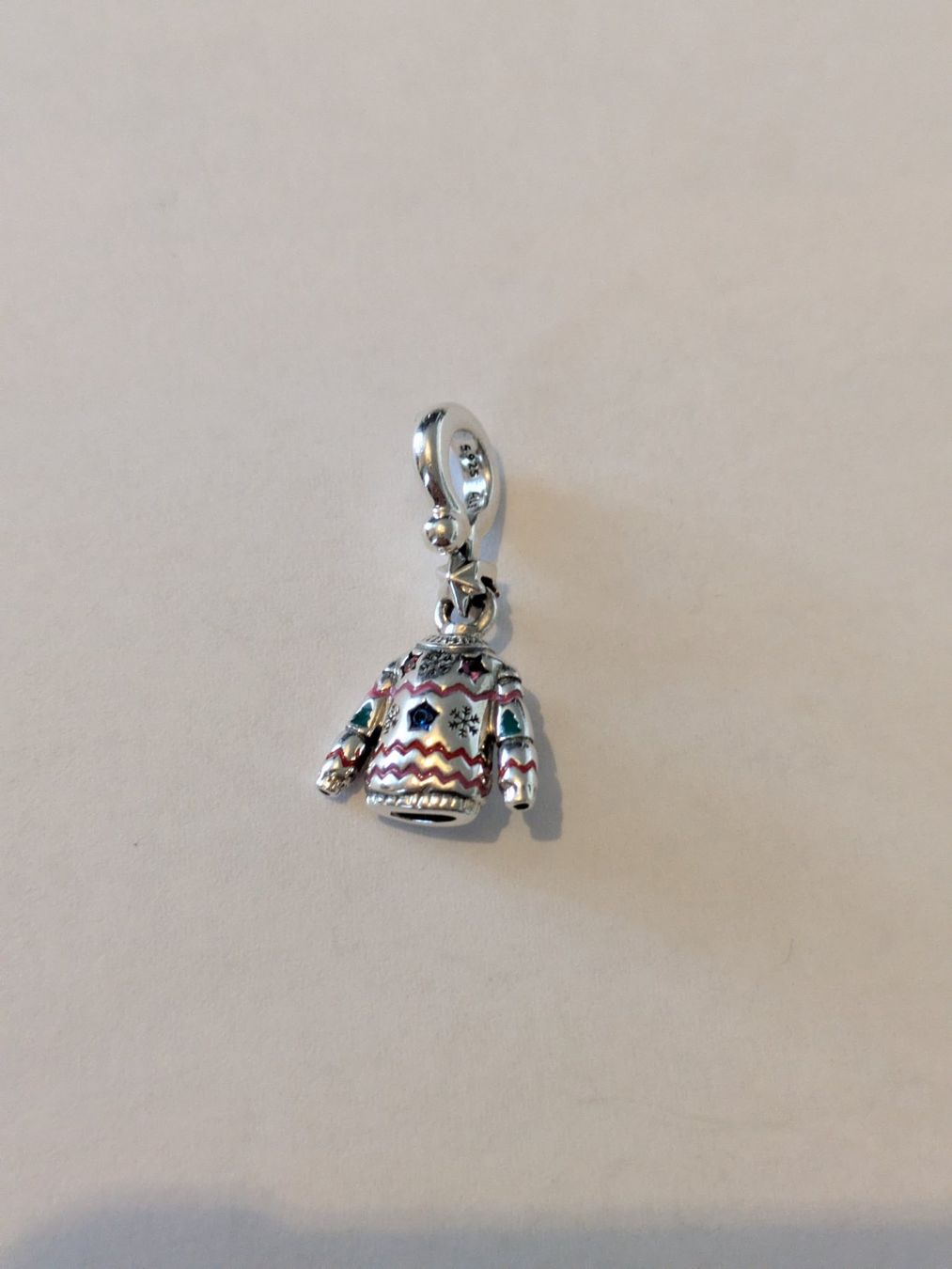 Pandora Anhänger: Pandora Charm "Weihnachtspullover" – Gebraucht aus Winterthur von skandinavienliebe