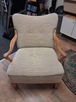 Gemütlicher Sessel mit Holzarmlehnen - Retro Design
