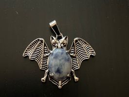 Amulett/ Anhänger Fledermaus (mit Naturstein)