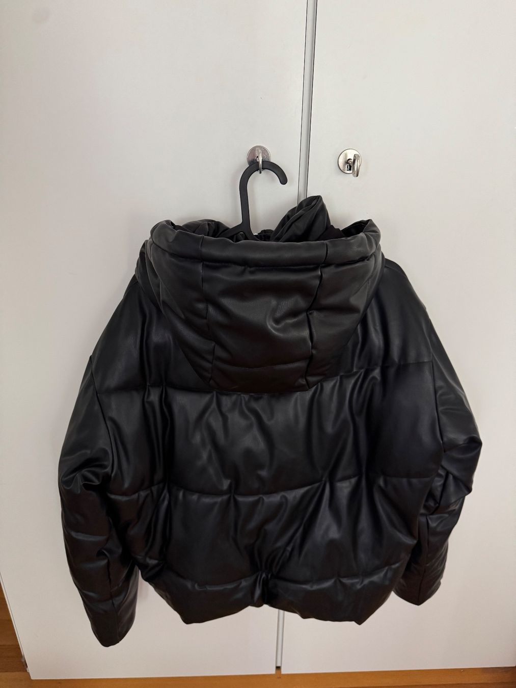 Zara Vestes: schwarze Winterjacke Zara – D'occasion à Rüfenacht BE par NE_ 1