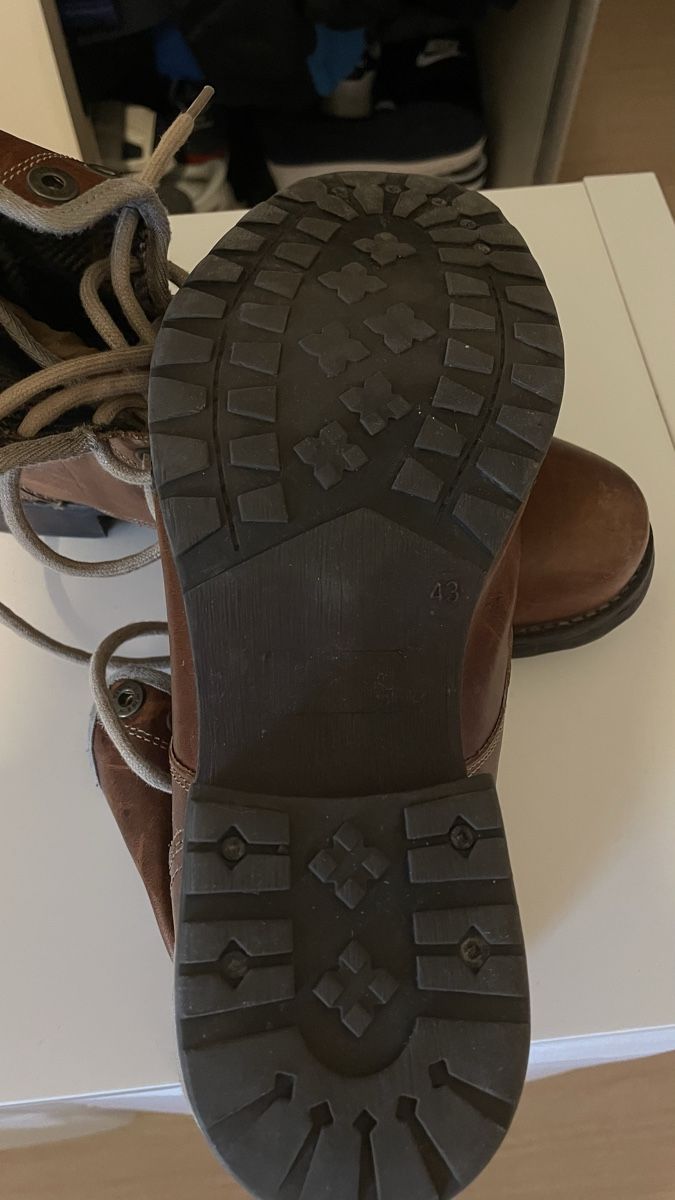 Scarpe da uomo: Bottines en cuir – Taille 43 – Usato da Vuarrens venduto da Pipaps 2