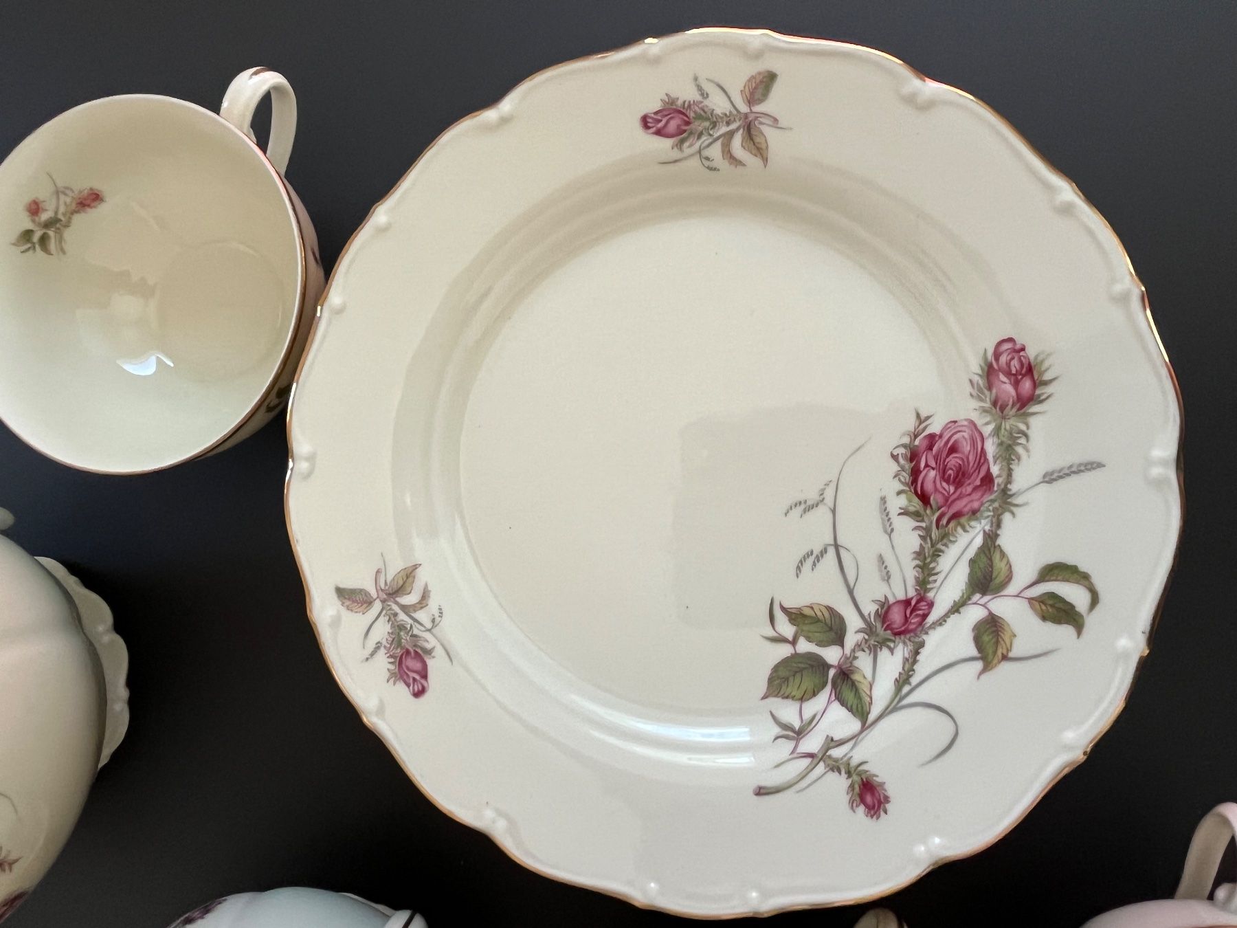 Set di piatti: Kaffeeservice aus Porzellan – Usato da Sugiez venduto da lili.ane 1