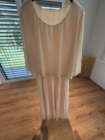 Kleid lang hellbeige Grösse M Faltenstoff getragen