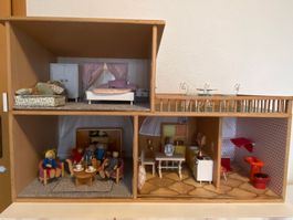 Massives Puppenhaus inkl. Zubehör