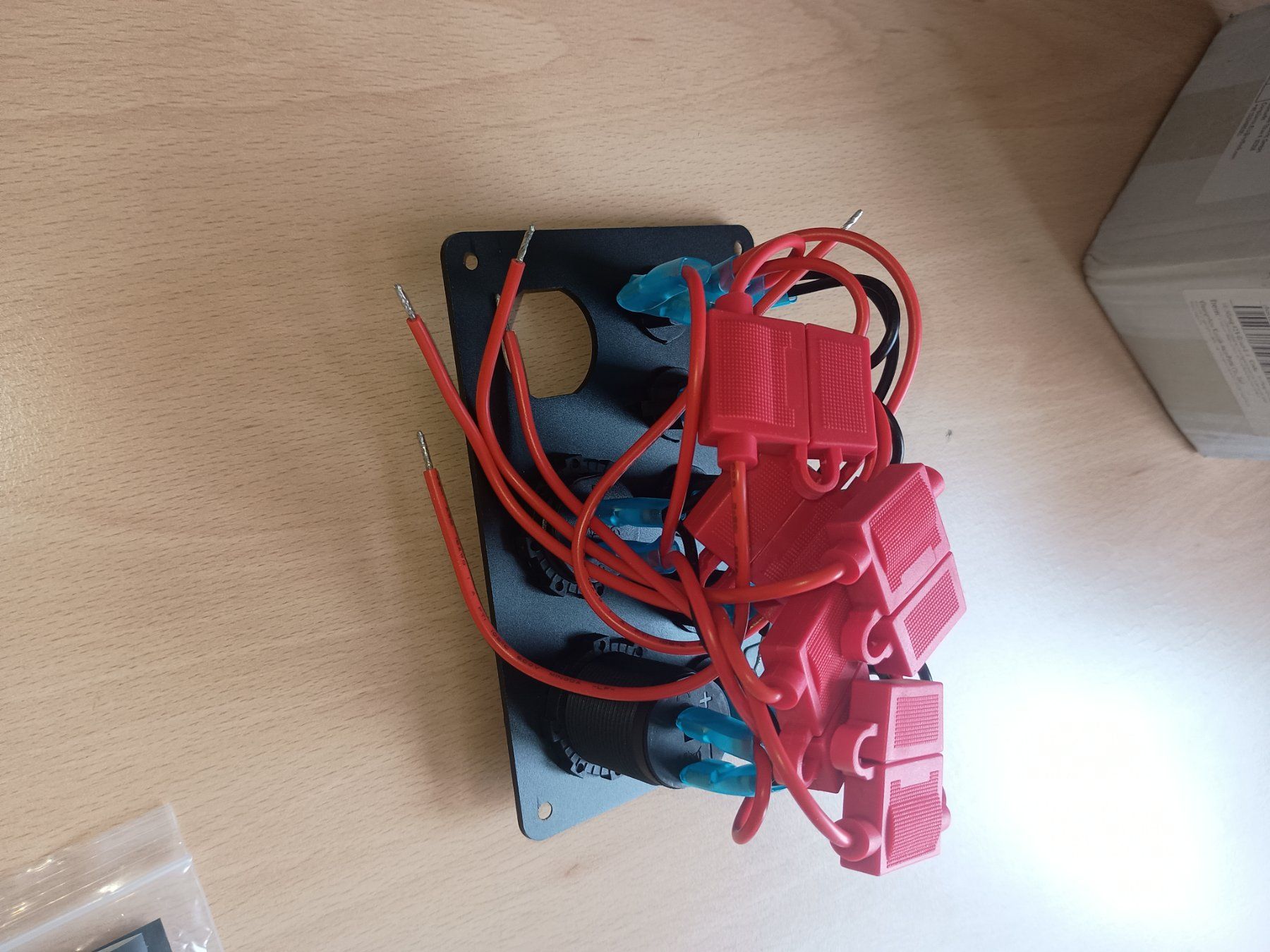 Interruttori: Schalterpanel mit 5 Schaltern und 12V Buchse neu – Nuovo (secondo la descrizione) da Bioggio venduto da natan81 1