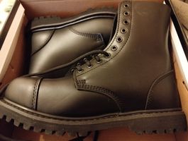 Schwarze Springerstiefel, Grösse 42 - Robust und Stilvoll!