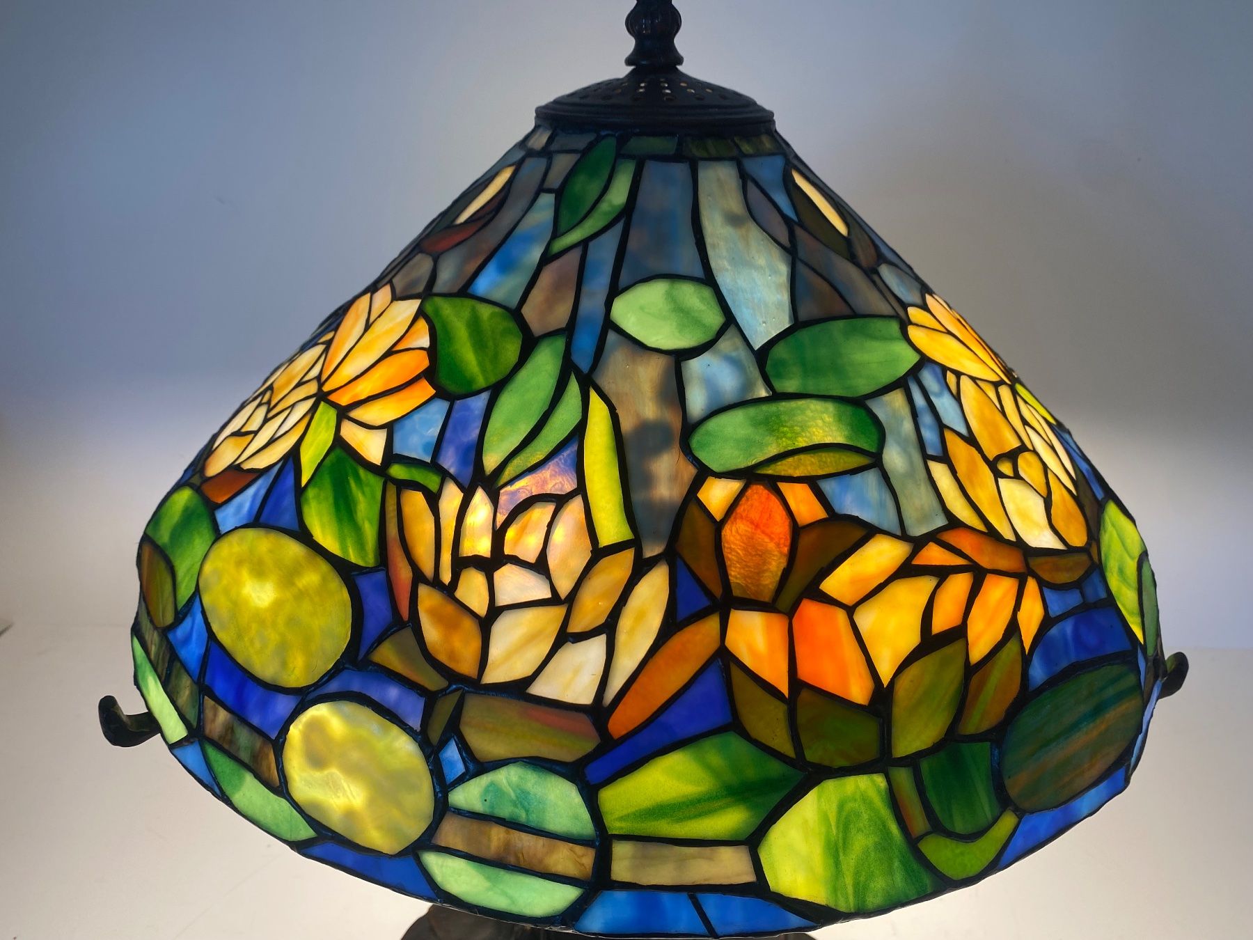 Tiffany & Co. Lampade: Tiffany Lampe Seerose Motiv mit Bronzefuss – Usato da Ballwil venduto da ClassicGallery 4