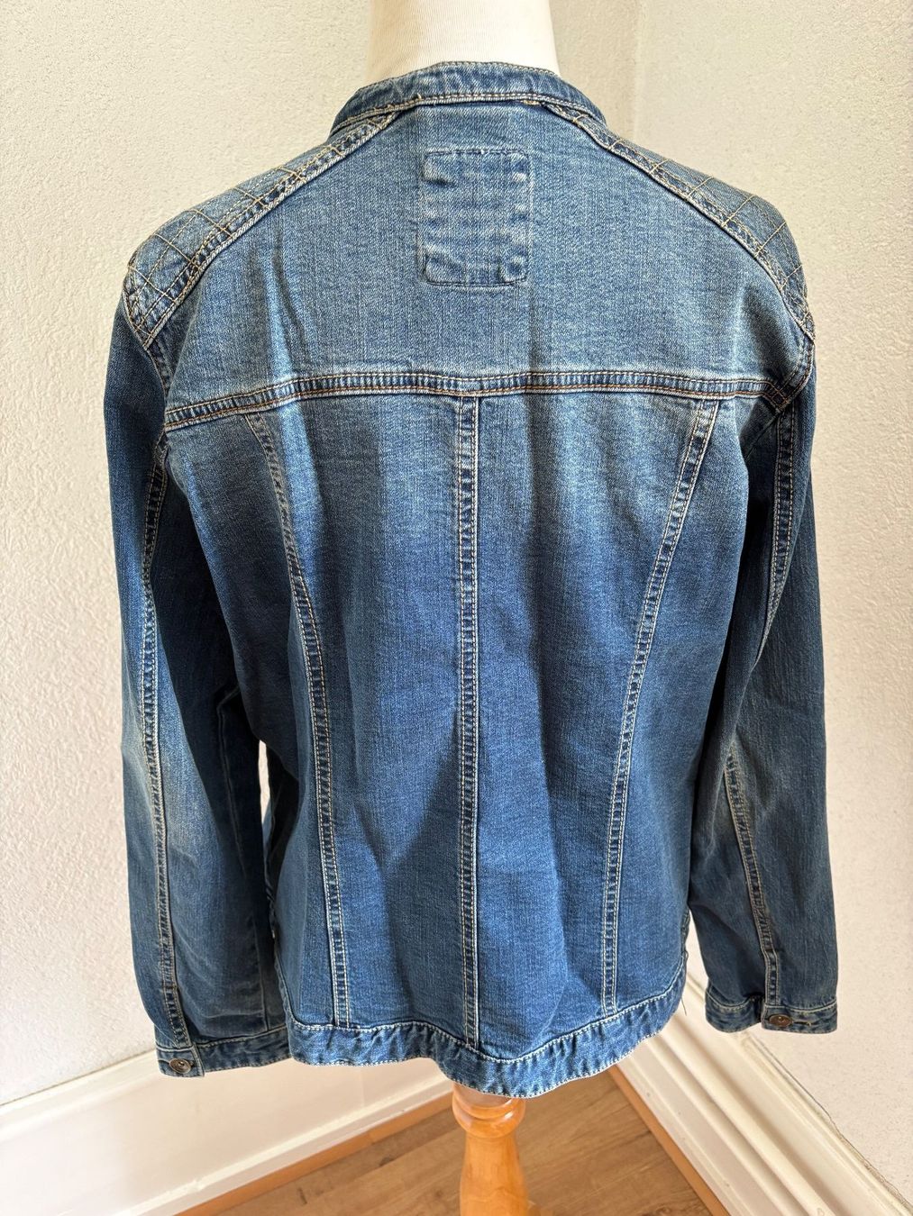 Giacche: Veste jean 44-46 stretch – Usato da Vallorbe venduto da Savannah03 1