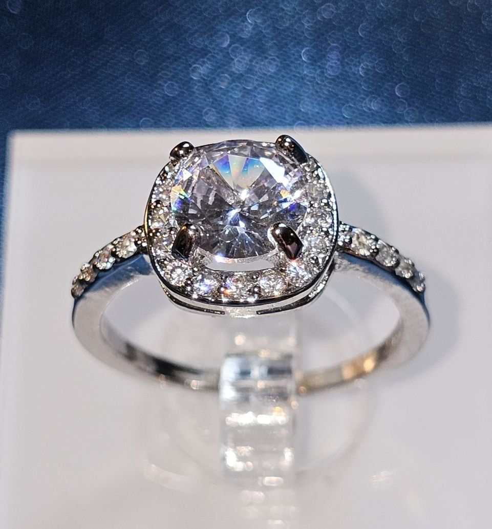 Anelli: Klassischer Ring mit weissem Stein, 925 versilbert, Gr. 8 – Nuovo (secondo la descrizione) da Grenchen venduto da maretop 1