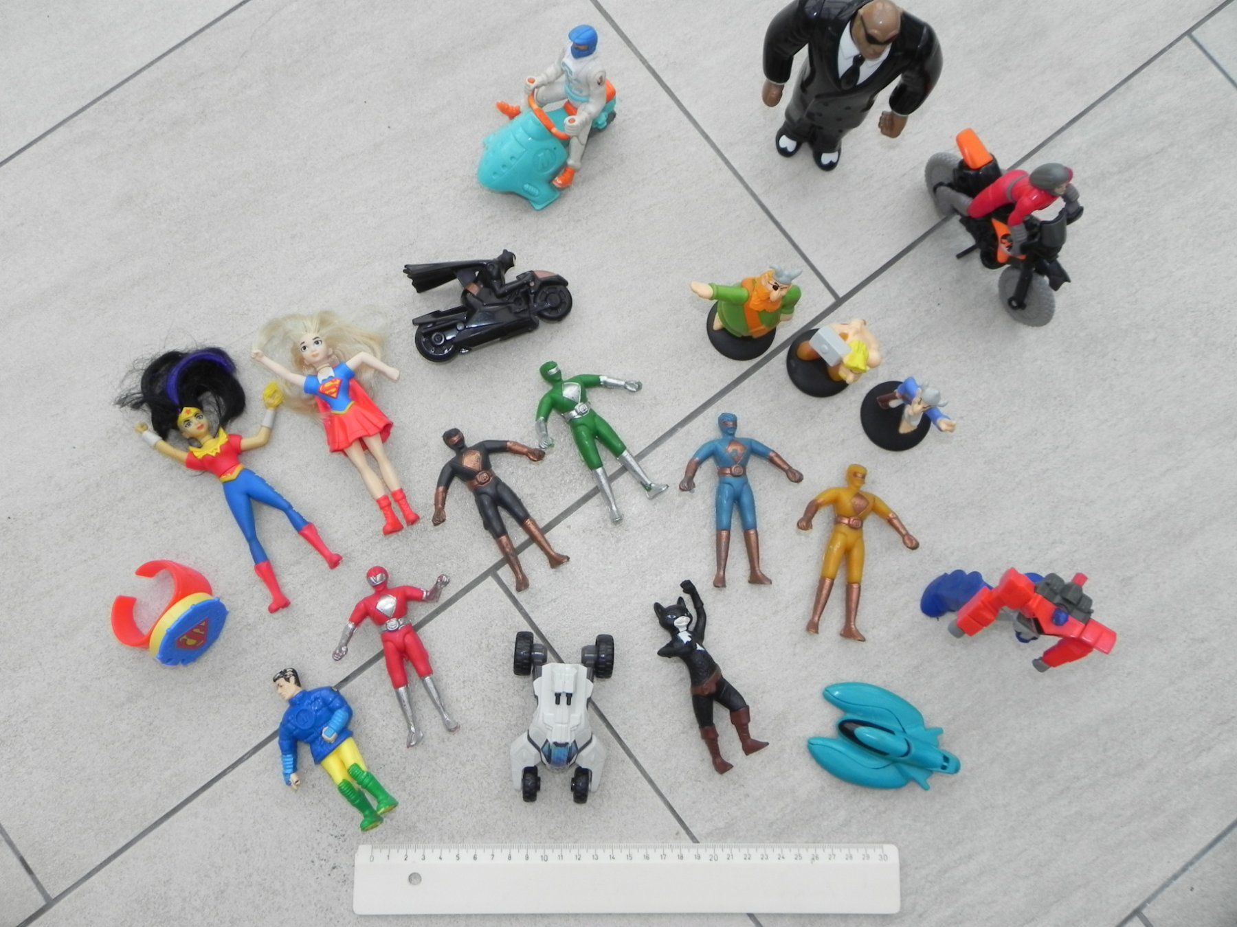 Spielzeuge: diverse Figuren Heldenfiguren Spielzeug – Gebraucht aus Stallikon von  2