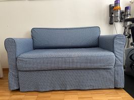 Gemütliches Schlafsofa 2-Sitzer blau-weiss kariert IKEA