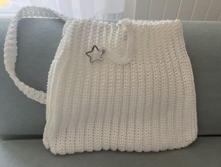 Handgefertigte weiss e Sommertasche mit silbernem Stern.
