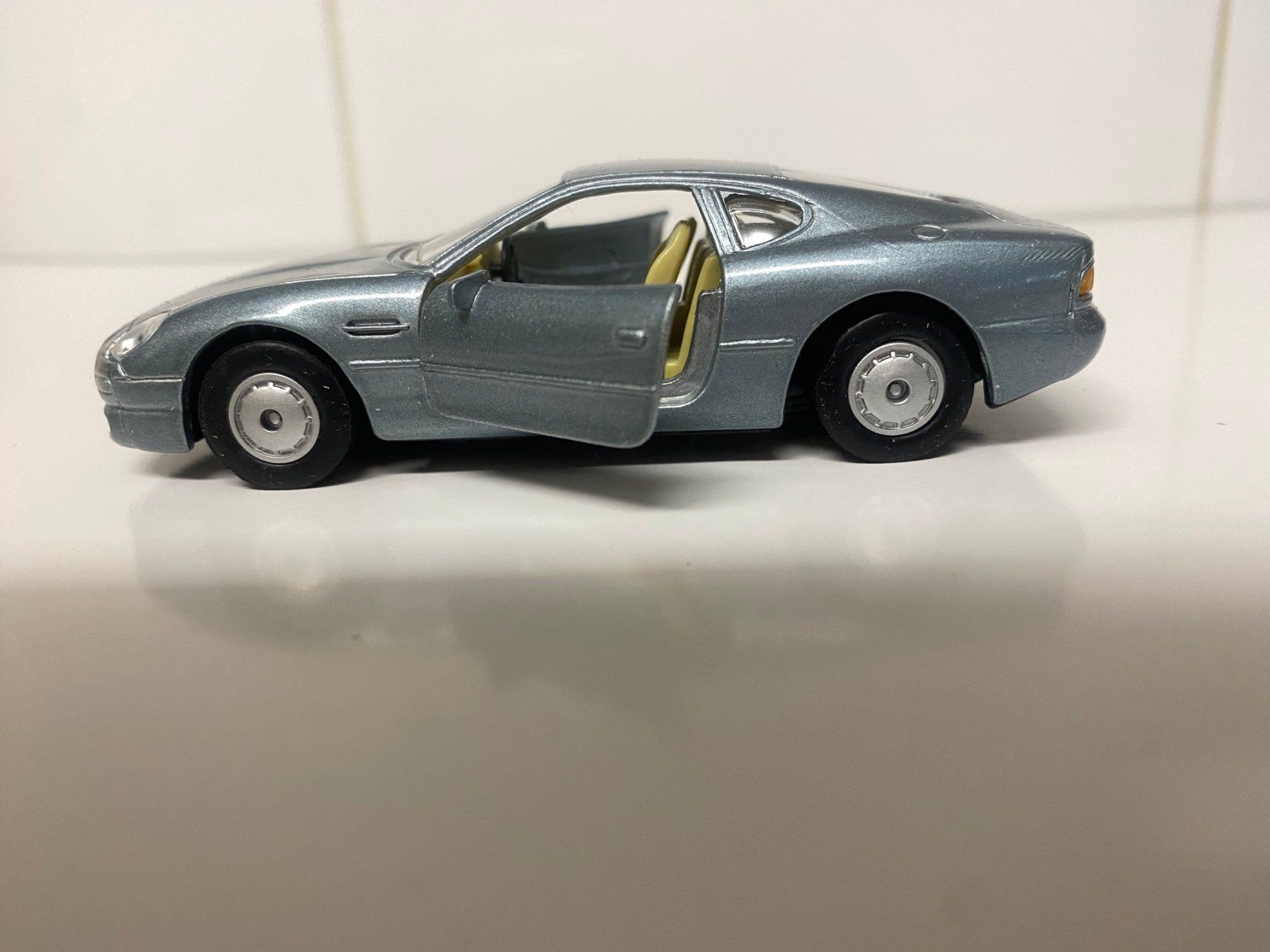 Aston Martin Modellini d'auto: Aston Martin DB 7 1-43 Maisto  188 neu OVP – Nuovo e nell'imballaggio originale da Stäfa venduto da executive-cars