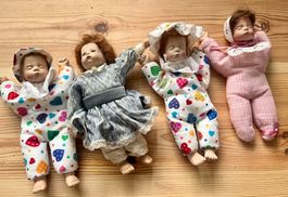 4 süsse Schlafpüppchen mit Porzellankopf