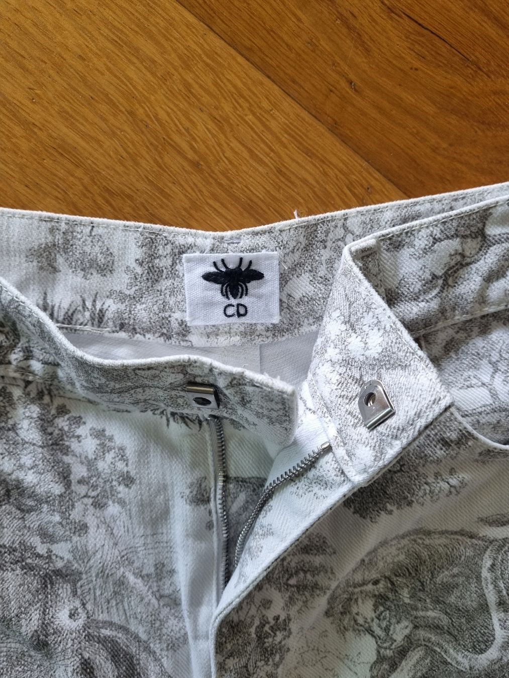 Dior Jeans: Short Dior blanc/gris T 38 – Nuovo (secondo la descrizione) da Herrliberg venduto da revelune 1