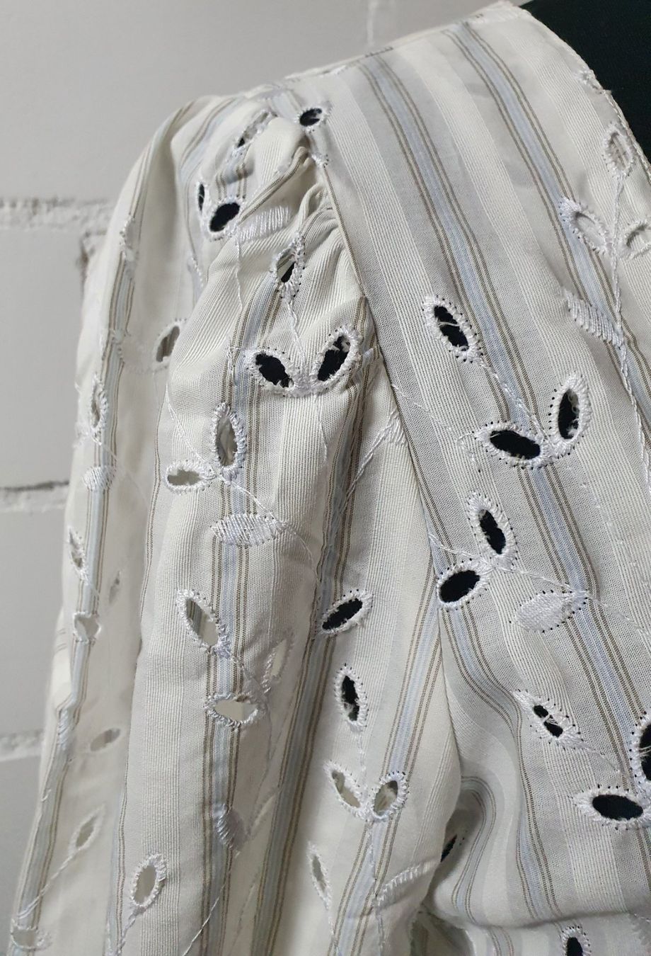 Camicette: Neu: "Wallmann" / edle Trachten Mieder-Bluse Gr. 40 / Creme – Nuovo (secondo la descrizione) da Muri AG venduto da Edlerweiss 4
