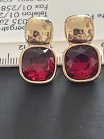 Jolies boucles d’oreilles plaquées et pierre zircon rouge