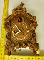Kleine Wanduhr mit Vogel, Pendel und Schlüssel