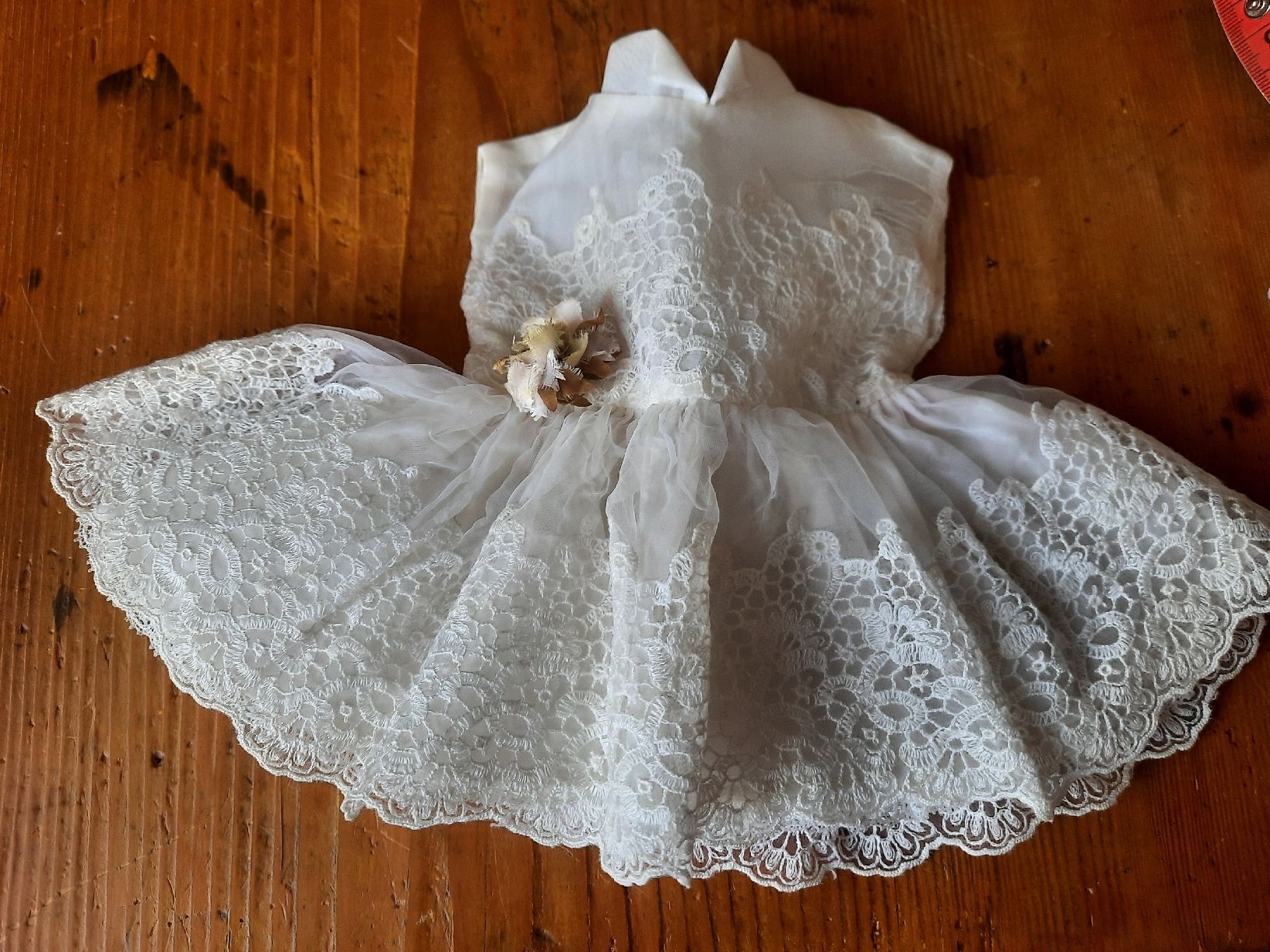 Bambole: ROBE, vers 1960 . Étiquette : POUPÉE BELLA – Usato da Le Locle venduto da marylise01 1