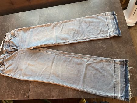 Dünne Jeans neu ausgefranst am Schluss vom Bein