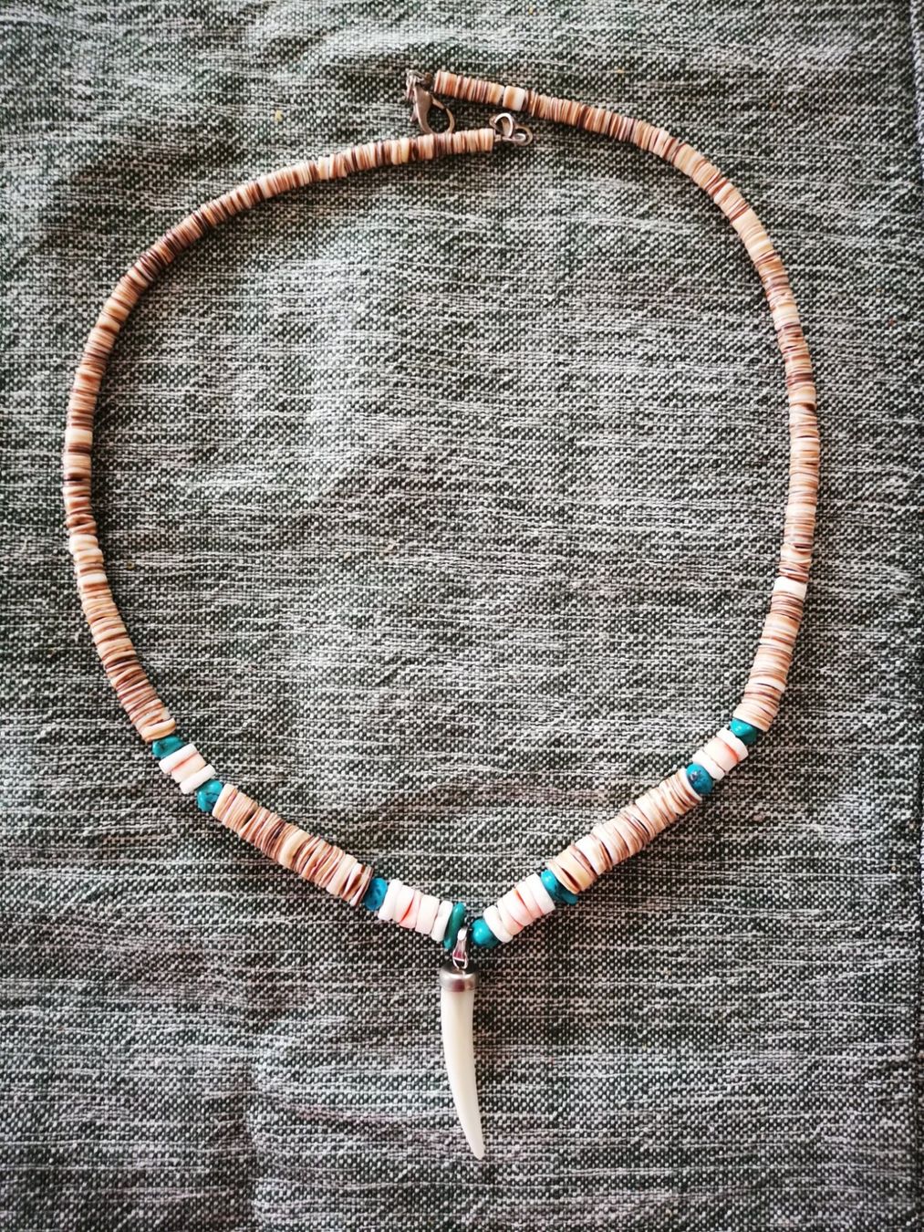 Catenine: Collier avec perles et pendentif d’une dent – Usato da Courtepin venduto da mara_1808